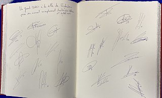 Die Unterschriften der Weltstars im Goldenen Buch der Stadt Paderborn. - Stadt Paderborn