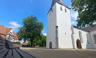 Der Platz an der Bünder Laurentiuskirche ist vor allem in den Abendstunden ein beliebter Treffpunkt für Jugendliche. - Sven Hauhart