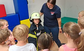 Ein besonders Highlight für die Vorschulkinder: Sie dürfen selbst die Feuerwehr-Ausrüstung tragen. - Matthias Reiprich