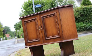 Dieser Schrank stand am Donnerstagmorgen einfach vor dem Haus von Hanna Werner. - Jan-Henrik Gerdener