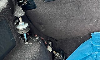 Der beschädigte Kofferraum vom 3er BMW. - Polizei
