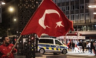 Türkei-Fans feiern nach dem EM-Spiel gegen Österreich in der Bielefelder Innenstadt. - NW