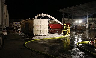 Rund drei Stunden dauerte der Feuerwehreinsatz auf dem Gelände des Entsorgungsbetriebs. - Feuerwehr Paderborn