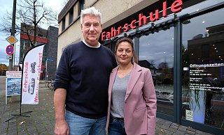 Martin und Moni Senkhorst vor ihrer Fahrschule an der Hohenzollernstraße, die 2005 eröffnet wurde. - Andreas Frücht
