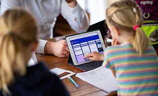 ARCHIV - Zum Themendienst-Bericht von Julia Ruhnau vom 6. September 2022: Nicht nur für Schule und Hausaufgaben: Tablets werden gerne von der ganzen Familie genutzt. Foto: Guido Kirchner/dpa/dpa-tmn - ACHTUNG: Nur zur redaktionellen Verwendung im Zusammenhang mit dem genannten Text - Honorarfrei nur für Bezieher des dpa-Themendienstes +++ dpa-Themendienst +++ - Guido Kirchner