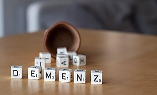 Mit der Diagnose Demenz sind leider häufig die Würfel gefallen – auch für die pflegenden Angehörigen. Für diese bedeutet der intensive Betreuungsaufwand oft, dass sie keine sozialen Kontakte mehr pflegen können und somit in die Isolation gezwungen werden. - Bild von Astrid Schaffner auf Pixabay