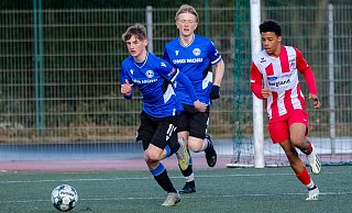 Arminias Rafael Rose (l.) musste mit seinen Teamkollegen im Spitzenspiel der C-Jugend Regionalliga gegen den FC Hennef in eine 0:1-Niederlage einwilligen. - Andreas Zobe