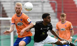 Der Ex-Paderborner Kai Klefisch (l.), hier im Duell gegen Ottensen-Akteur Namrud Embaye, erzielte in der 1. Runde des DFB-Pokals einen Treffer, der nun für die Wahl zum Tor des Monats August nominiert ist. - picture alliance/dpa