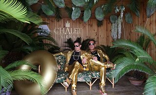 So sieht das Cover des ersten Albums der "Goldjungs" aus. An ihrem güldenen Bühnenoutfit halten Stephan Gneuß (l.) alias Wasi Gold und Ralf Kettemann (Siggi Gold) selbstverständlich fest. - Goldjungs