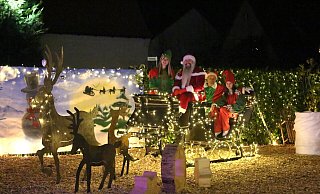 Pünktlich zur Weihnachtszeit landet der historische Schlitten in der Weihnachtswelt. Wenn Aleya John, Marcel Claus, Mike Lammers und Arina Jastrub (v. l.) die Kinder empfangen, tragen sie ihre Kostüme. Nichts soll hier mehr an die alltägliche Welt erinnern. - Ilka Gülker
