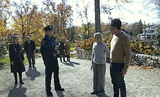 Kleiner Menschenauflauf vor dem Haus von Nora (2.v.r.) und Dean Brannock (r.), gespielt von Naomi Watts und Bobby Cannavale. Die Netflix-Serie beruht auf wahren Begebenheiten. - ERIC LIEBOWITZ/NETFLIX