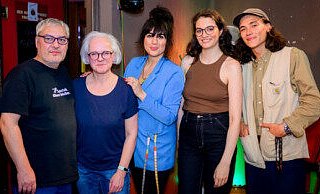 Adda und Simone vom Sputnik (v. l.), Emell Gök Che (Organisatorin Peace Art Paderborn), Singer/Songwriterin Mina Richman aus Bielefeld mit Gitarrist Friedrich Schnorr von Carolsfeld. Mina Richmanist im Rahmen des Peace Art Paderborn im Sputnik aufgetreten. Zuvor hatten die Poetinnen des Kultslam ihre Auftritte. - Michael Bartylla