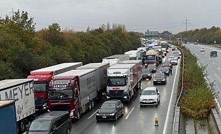 Nach einem Unfall staut es sich auf der A2 Richtung Hannover. - Thomas Lieske