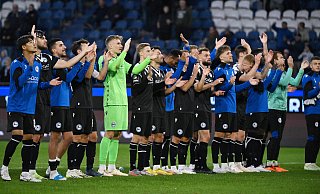 Die Spieler von Arminia Bielefeld feiern nach dem 1:0-Sieg gegen den MSV Duisburg mit den Fans. - IMAGO/Team 2