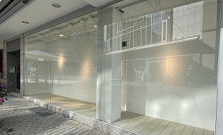 In der ehemaligen H&M Immobilie werden die leeren Schaufenster beleuchtet. - Shannon-Lee Bendig