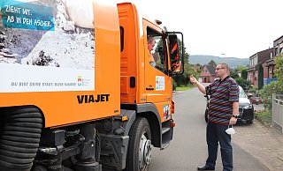 Sven Forberg, Anwohner des Satellitenwegs in Dützen, erklärt dem Mitarbeiter der Städtischen Betriebe Minden, wo überall schon Schrauben verteilt worden sind. MT-Foto: Malina Reckordt - mre