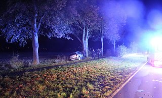 Das Auto kam aus bislang ungeklärter Ursache von der Straße ab. - MT-Foto: Jan Henning Rogge