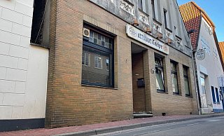 In den Räumlichkeiten der ehemaligen Altstadt-Kneipe in der Königstraße soll laut Zeugenaussagen in den letzten Monaten ein reges Treiben geherrscht haben. Am Dienstagmorgen schlug die Polizei Minden-Lübbecke wegen des Verdacht auf illegales Glücksspiel zu. MT-Foto: Patrick Schwemling - Patrick Schwemling