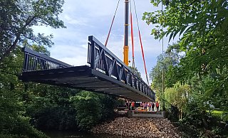 Eine Aluminium-Konstruktion ersetzt die alte Holzbrücke. - Sven Hauhart