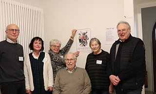 Die Gründer des Repair-Cafés freuen sich über die gelungene Eröffnung. (v. l. n. r.) Heiner Bering, Elke Röscher, Doris Rosenbaum, Wolfgang Schrodke, Hannelore Lösche und Günter Siegl vom Seniorenbeirat Pr. Oldendorf. - Sigrid Dittmann