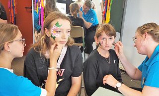 Von Praktikantin Charlotte (l-) und Referendarin Maike (r.) ließen sich Emily und Xenia gerne schminken. - Josef Köhne
