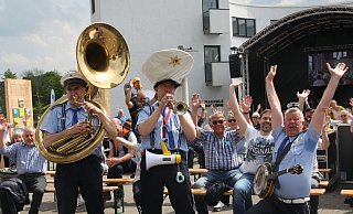 Die Jazzpolizei sorgt für ordentlich Stimmung auf dem Findeisenplatz. - Anthea Moschner