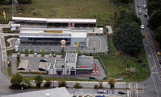 Das Archivbild aus dem Jahr 2009 zeigt den Burger King in Herford von oben. - Frank-Michael Kiel-Steinkamp
