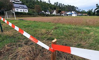 Bitte nicht betreten: Der Sportplatz des TuS Lütmarsen erinnert eher an einen Acker. - David Schellenberg