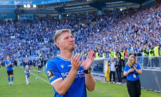 Arminia-Legende Fabian Klos vergoss auf der Ehrenrunde durch sein "Wohnzimmer" die ein oder andere Träne. - Andreas Zobe