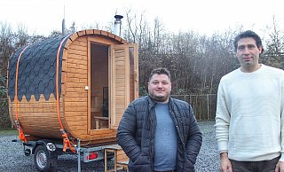 "Diese Fass-Sauna ist mobil und kann von Interessenten auf dem heimischen Grundstück getestet werden", heben die beiden Geschäftsführer Sergej Rieh (l.) und Andrian Pragotan hervor. - Heidi Froreich