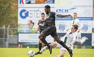 Gebremst: Jeff-Denis Fehr (l.) und der SV Rödinghausen konnten die Hürde Borussia Mönchengladbach II nicht überspringen. - Joel Beinke