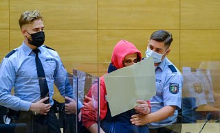 Der Angeklagte sieht sich zu Unrecht vor Gericht. Er gibt dort einen anderen Namen an und fordert einen neuen Prozess, unter seinem angeblich richtigen Namen. Dann soll allerdings nur ein Richter, der gleichzeitig Psychiater ist, über ihn urteilen. - Andreas Zobe