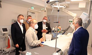 Chefarzt Detlef Ringbeck erläutert Bürgermeister Burkhard Deppe, KHWE-Geschäftsführer Christian Jostes, Pfarrer Ansgar Wiemers und dem Bundestagsabgeordneten Christian Haase die Vorteile des neuen Katheterplatzes, der zugleich ein OP-Raum ist. Fotos: David Schellenberg - David Schellenberg
