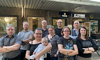 Setzen sich für Familienthemen ein: Tim Seidel, Michael Stelter, Ines Pawlik (mit Tochter Robine), Claus Brand, Kristina Römer, Stefan Schraub, Carmen Bernhöft, Jochen Lamprecht und Yvonne Ferrari (v.l.) vom Stadt- und Jugendamtselternbeirat. - Ivonne Michel