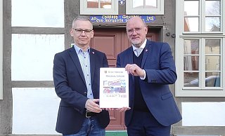 Kämmerer Dietmar Becker (l.) und Nieheims Bürgermeister Johannes Schlützt präsentieren 455 Seiten Haushalt. - Svenja Ludwig