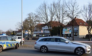 Der Autofahrer hat die Frau beim Abbiegen angefahren. - Polizei Herford