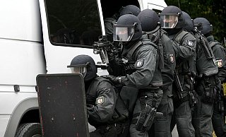 Polizei- und SEK-Beamte nehmen einen Mann in Höxter-Lüchtringen fest. - Symbolbild: Patrick Menzel