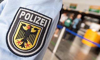 Die zuständige Bundespolizei in Münster fahndet nach einem Diebstahlsverdächtigen. Der Mann soll einen Reisenden im Zug zwischen Paderborn und Hamm bestohlen haben. (Themenbild) - Boris Roessler/dpa