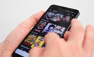 Nach der sogenannten Geoblocking-Verordnung dürfen Verbraucher seit 2018 bei grenzüberschreitenden Einkäufen etwa aufgrund der Staatsangehörigkeit oder des Wohnsitzes nicht diskriminiert werden. Aber es gibt Ausnahmen für audiovisuelle Inhalte. - picture alliance / Andrea Warnecke/dpa-tmn