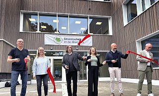Gut gelaunt wurde das rote Band zum Schulstart zerschnitten: (v.l.) Carsten Deiwicks (Projektleiter), Anja Pohlmann, Bürgermeister Norbert Morkes, Mathilda Godt (10c, Schülervertreterin), Dezernent Henning Matthes und Schulleiter Marcus Göcke. Ab sofort gilt die Gesamtschule an der Ahornallee als fertig und eröffnet. - Jeanette Salzmann