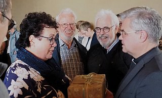 Ein Geschenk von der verhinderten Sandra Gnade vom Gesamt-Pfarrgemeinderat Nieheim überreichte Marita Paßlick dem Paderborner Erzbischof Udo Markus Bentz. - Josef Köhne
