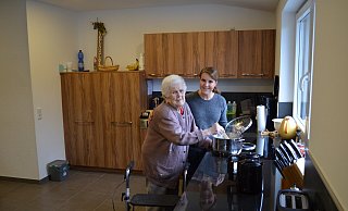 Katharina Schrainer ist mit ihren 94 Jahren die älteste Mieterin der ersten Senioren-WG. Gemeinsam mit Tina Sann vom Pflegedienst bereitet sie das Mittagessen für alle Mieter vor. Trotz der Hilfe durch den Pflegedienst können die Mieter ihren Alltag selbst bestimmen und - etwa beim Kochen - mit anpacken. - Nicole Fischer