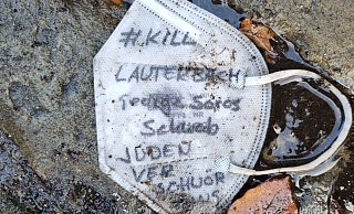 Die Maske mit der Aufschrift wurde am jüdischen Friedhof in Warburg gefunden. - Privat