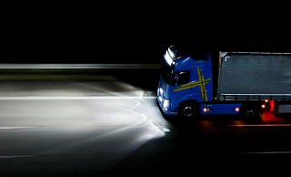 Die Feuerwehr rückte sofort an, um den brennenden Lkw auf der Autobahn zu löschen.  - Symbolfoto/picture alliance