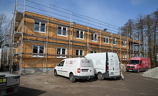 Auf dem Jahnplatz wird fleißig an der neuen Übergangsunterkunft gebaut. Schon ab Anfang April, so der Plan, sollen hier die ersten Menschen einziehen. - Stadt Enger