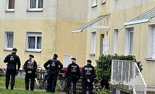 Polizisten stehen an einem Einsatzort, der möglicherweise im Zusammenhang mit der Attacke in Wolmirstedt steht. - Thomas Schulz