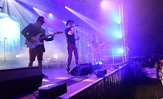 Die Kölsch-Rocker von Brings geben im Bad Lippspringer Arminiuspark Vollgas. Frontmann Peter Brings und seine Bandkollegen spielten vor rund 5.000 Zuhörern. - Regina Brucksch
