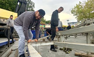 Der 36-Jährige packt mit an, um sein beliebtes Fahrgeschäft aufzubauen. - Verena Freiberg