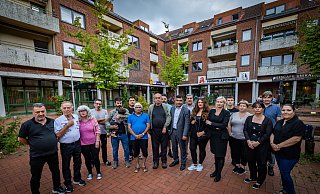 Mieter-Versammlung im Innenhof der Wohnanlage Lohmannshof mit professioneller Unterstützung: Geschäftsführerin Sarah Bohnke vom Mieterbund (6. v.r.) und Rechtsanwalt Ridvan Ciftci (9.v.r.) informierten die Betroffenen, die sich auf Initiative von Pamela Ramsbrock (7.v.r.) trafen. - Sarah Jonek Fotografie