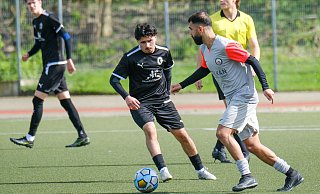 Nur selten konnte sich die Spieler des SuK Canlar II (helles Trikot) gegen die Kontrahenten vom TuS Eintracht erfolgreich durchsetzen. - Andreas Zobe